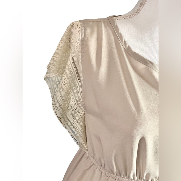 🎉Host Pick🎉 Cream colored dress w/ lace sleeves Size Small - Picture 5 of 5